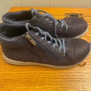 Clarks Cloudsteppers size 8 blue in great condition